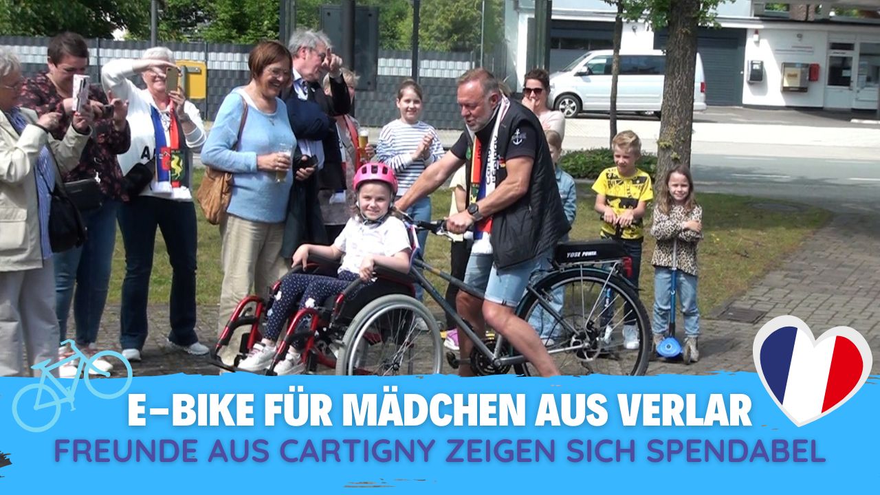 Franzosen überreichen E-Bike mit Rollstuhl an Mädchen aus Verlar