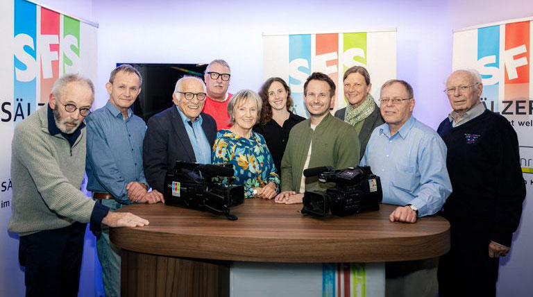 Aufnahme des ganzen Teams im Studio
