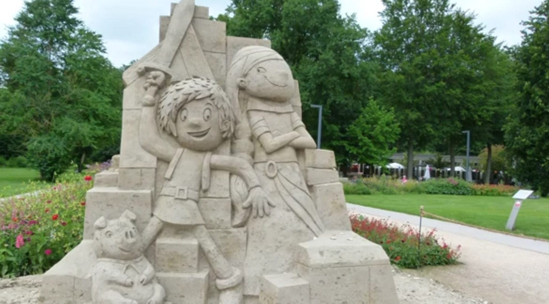 Helden der Kindheit aus Sand geformt